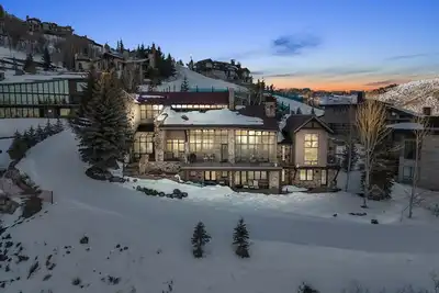 Image de Rare Deer Valey Chalet w/ ski access, hot tub, room for 18
