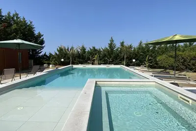 Image de Maison de vacances privée avec piscine privée, Wifi, bain à remous, climatisation, Tv, patio