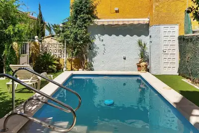 Image de Belle maison de vacances pour 4 personnes avec climatisation, piscine, Tv et terrasse