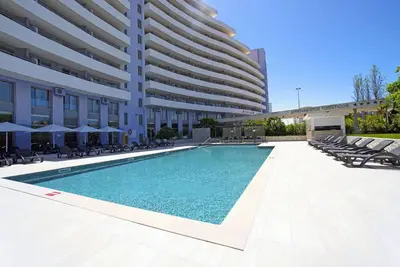 Image de Agréable appartement avec bain à remous, Wifi, piscine, climatisation, Tv, terrasse et parking