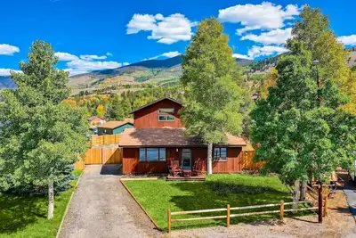 Image de Stylish Home with Hot Tub, Lounge, Mountain Views