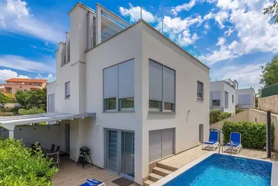 Image de Maison de vacances avec bain à remous, climatisation, piscine privée, Wifi, Tv, terrasse, parking