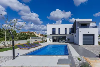Image de Belle maison de vacances privée avec piscine privée, Wifi, climatisation, Tv, terrasse, parking
