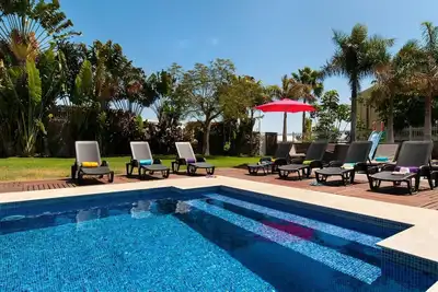Image de Bel appartement dans une maison de vacances avec piscine privée, Wifi, Tv, patio et parking