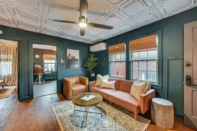 Image de Chic Elizabethtown Apartment: Walk to Downtown!