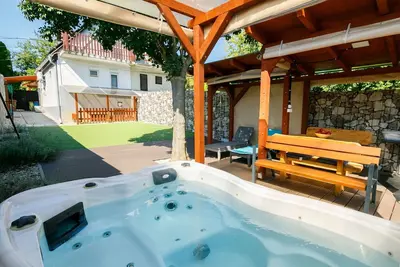 Image de Maison de vacances avec bain Ă remous, climatisation, Wifi, Tv, balcon, animaux admis, parking