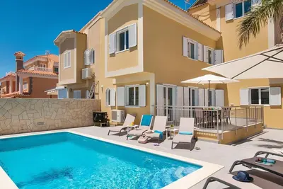 Image de Maison de vacances privée avec piscine privée, climatisation, Wifi, Tv, terrasse, parking