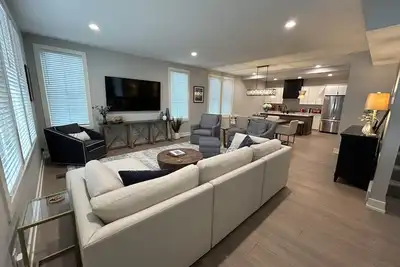 Image de Brand new, luxury harbor home w\/ pool! Short walk to beaches, golf, and marina.