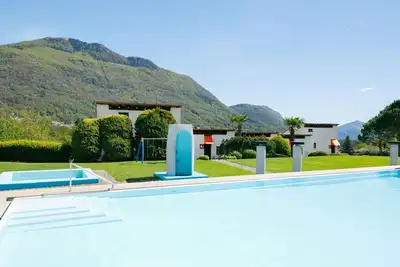 Bel appartement avec Wifi, piscine, Tv, patio, animaux admis, vue panoramique et parking