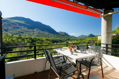 Confortable appartement pour 4 personnes avec piscine, Wifi, Tv, patio, vue panoramique et parking