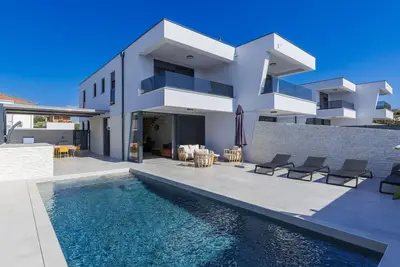 Image de Maison de vacances avec piscine privée, climatisation, Wifi, bain à remous, Tv, terrasse