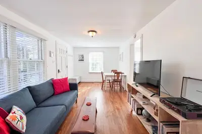 Image de Updated 1br cottage on private acre+ lot
