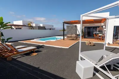 Image de Appartement dans une maison de vacances avec piscine privée, climatisation, Wifi, Tv, terrasse