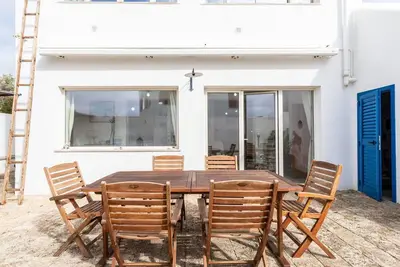 Image de Joli appartement dans une maison de vacances avec climatisation, patio, animaux admis, parking