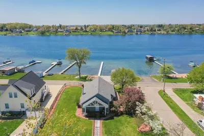 Image de Cozy LakeHouse on Baldwin Lake, Great outdoor space with Boat Rental Available!