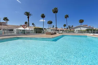 Image de Maison de vacances privée avec piscine, climatisation, Wifi, Tv, patio, animaux admis, parking