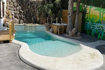 Image de Maison de vacances privée avec Wifi, piscine privée, bain à remous, climatisation, parking