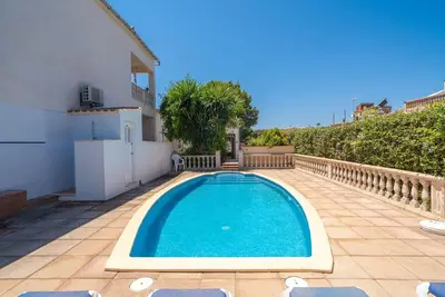 Image de Merveilleuse maison de vacances privée avec piscine privée, patio, vue panoramique et parking