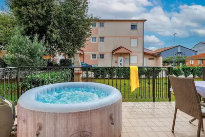 Image de Agréable appartement avec bain à remous, Wifi, climatisation, Tv, terrasse et animaux admis