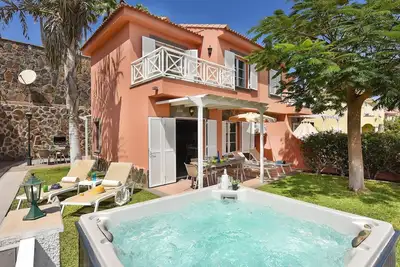 Image de Maison de vacances avec piscine, bain Ă remous, Wifi, climatisation, Tv, patio, parking