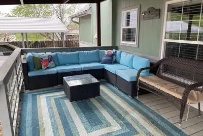 Image de Cozy tiny home, perfect for First Monday weekend. Great front porch