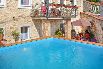 Image de Maison de vacances avec climatisation, Wifi, piscine privée, Tv, terrasse, animaux admis, parking
