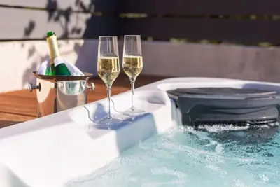 Image de Merveilleuse maison de vacances avec Wifi, bain à remous, climatisation, Tv, terrasse et parking