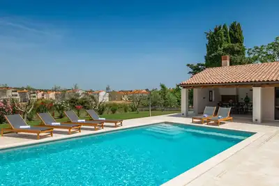 Image de Maison de vacances privée avec bain à remous, piscine privée, Wifi, climatisation, Tv, terrasse