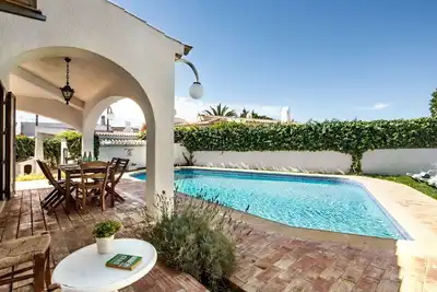 Image de Belle maison de vacances privée avec climatisation, piscine privée, Wifi, Tv, terrasse et parking
