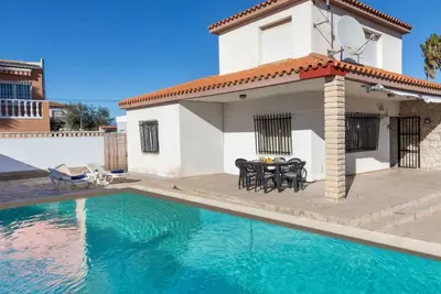 Image de Belle maison de vacances privée avec Wifi, piscine privée, Tv, patio, animaux admis, parking