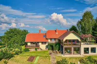 Image de Appartement dans une maison de vacances avec Wifi, bain à remous, climatisation, Tv, patio, parking