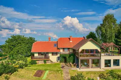 Image de Appartement dans une maison de vacances avec Wifi, bain à remous, climatisation, Tv, patio, parking