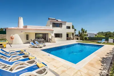 Image de Belle maison de vacances privée avec piscine privée, Wifi, climatisation, Tv, terrasse, parking