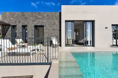 Image de Maison de vacances privée avec climatisation, piscine privée, Wifi, Tv, terrasse, animaux admis