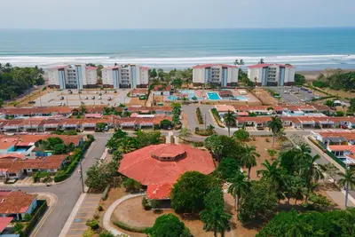 Image de Beachside Oasis: Shared Pool, Ac, Near beach!