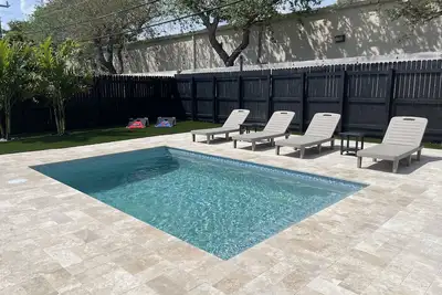Image de Clean and modern 2/2 pool home, only 7 min. to beach, walking distance to shops
