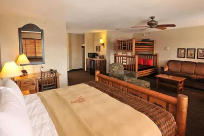 Image de Expanded King Bunk Bed Suite, Stoney Creek St. Joseph, Heated Pool!