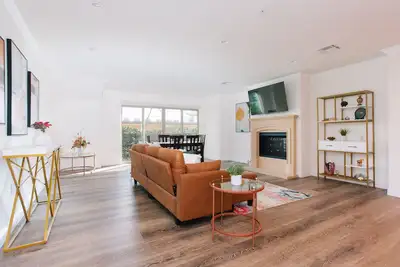 Image de New Beautiful Pasadena Condo - 1295 square feet