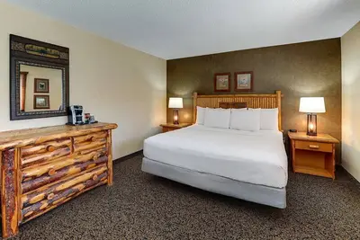 Image de Whirlpool, Living Room with Dry Bar, Theme Suite, Stoney Creek Galena