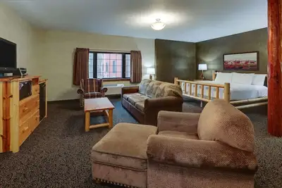 Image de Ultimate Relaxation: Heated Pool & Whirlpool Suites in Historic Area
