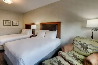 Image de Blend of History & Comfort: Lodge Stay Near Missouri River, Parking