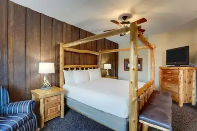 Image de Theme Suite, Whirlpool, Stoney Creek, 1 King Bed, Fireplace, Pool
