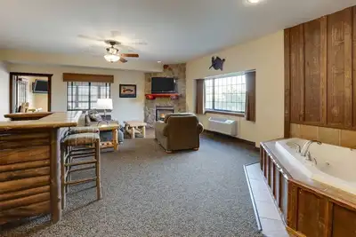 Image de Theme Suite, Whirlpool, Stoney Creek, Dry Bar, Fireplace | 2 Units