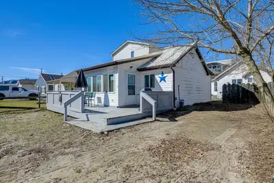 Image de Sunset Bay Cottage: Walk to Lake Erie & Beach!