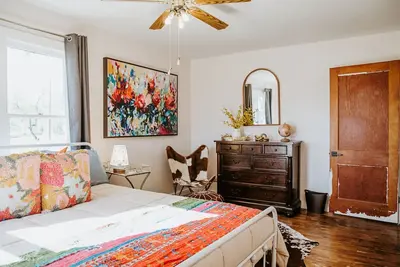 Image de The Pink Door of Johnson City is located in walking distance to downtown!