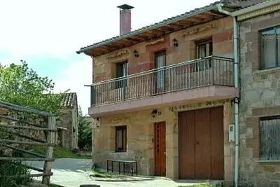 Image de Maison de vacances 'Casa Rural Los Roblones' avec terrasse et jardin privés