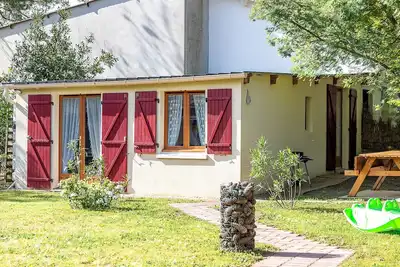 Image de Maison de vacances 'Entre Plages À 2kms Et Forêt' avec terrasse privée, jardin partagé et Wi-Fi