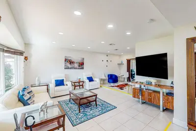 Image de Ideally located home with enclosed pool, grill, W/D, & Ac - snowbird-friendly