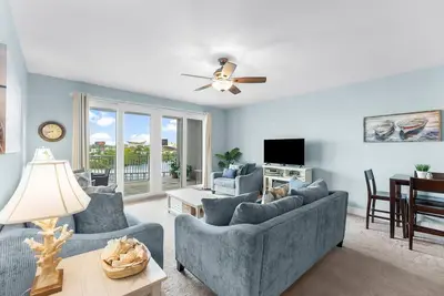 Image de Beach Access, Gym and 5 Pools at Laketown Wharf 320
