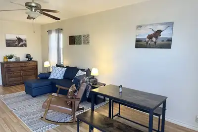 Image de Cozy modern small town apartment pet and child friendly large parking